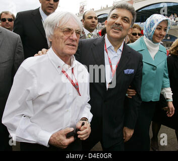 La formule 1 supremo Bernie Ecclestone (L), Président turc Abdullah Guel (C) et sa femme Hayrinussa Guel (R) chat dans la grille avant la Formule 1 2008 Grand Prix de Turquie à Istanbul Park circuit dans Istanbul, Turquie, 11 mai 2008. Photo : FELIX HEYDER Banque D'Images