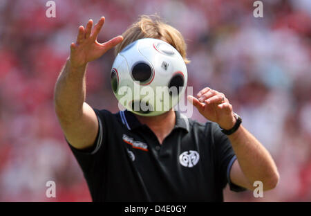 L'entraîneur-chef de Mayence Juergen Klopp tente d'attraper la balle dans la Bundesliga allemande 2ème division match 1.FC Cologne v FSV Mainz 05 au stade RheinEnergie de Cologne, Allemagne, 11 mai 2008. Cologne a gagné le match 2-0 et est promu à l'haut-vol de la Bundesliga. Photo : Fredrik von Erichsen (ATTENTION : EMBARGO SUR LES CONDITIONS ! Le LDF permet la poursuite de l'utilisation des images dans l'IPTV, Banque D'Images