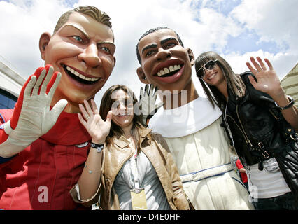 Les fans de Formule 1 posent avec deux marionnettes de la Ferrari de Kimi Raikkonen (L) et McLaren Mercedes Lewis Hamilton (2-R) en avant de la Formule 1 2008 Grand Prix de Turquie à Istanbul Park circuit dans Istanbul, Turquie, 11 mai 2008. Photo : FELIX HEYDER Banque D'Images