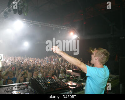 DJ britannique Jon O'Bir rend la foule se déplacer à la Vandit nuit à Berlin, Allemagne, 10 mai 2008. Des milliers d'animaux partie dansé sur les beats jusqu'au petit matin. Photo : XAMAX Banque D'Images