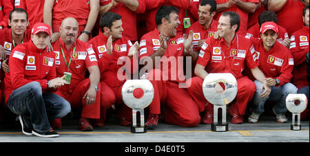 La Scuderia Ferrari au Brésil avec le pilote de Formule 1 Felipe Massa (R) et le Finlandais Kimi Raikkonen (L) célébrer après la Formule 1 2008 Grand Prix de Turquie à Istanbul Park circuit dans Istanbul, Turquie, 11 mai 2008. C'est la troisième victoire à Istanbul pour Massa dans une rangée. Photo : FELIX HEYDER Banque D'Images