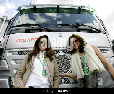 Les fans de Formule 1 poser avant d'un camion de l'équipe McLaren Mercedes au circuit d'Istanbul Park à Istanbul, Turquie, 11 mai 2008. Photo : FELIX FEYDER Banque D'Images