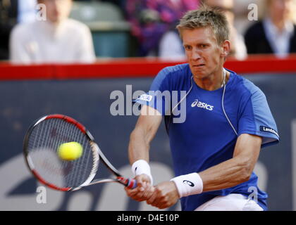 De Jarkko Nieminen Finlande renvoie un revers à Rainer Schuettler de l'Allemagne dans leur 1er tour match à l'ATP Masters 'am Rothenbaum' à Hambourg, Allemagne, 13 mai 2008. Nieminen 6-1, 6-3 battu Schuettler. Photo : MAURIZIO GAMBARINI Banque D'Images