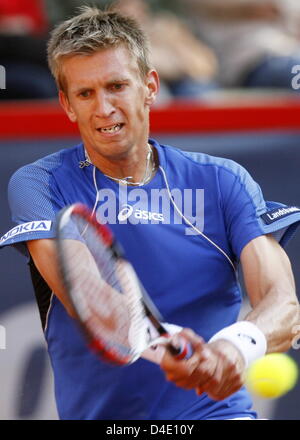De Jarkko Nieminen Finlande renvoie un revers à Rainer Schuettler de l'Allemagne dans leur 1er tour match à l'ATP Masters 'am Rothenbaum' à Hambourg, Allemagne, 13 mai 2008. Nieminen 6-1, 6-3 battu Schuettler. Photo : MAURIZIO GAMBARINI Banque D'Images