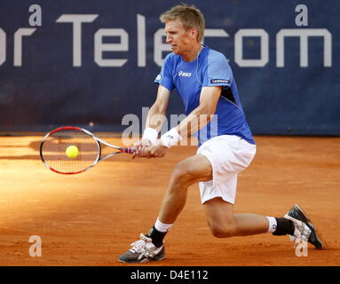 De Jarkko Nieminen Finlande renvoie un revers à Rainer Schuettler de l'Allemagne dans leur 1er tour match à l'ATP Masters 'am Rothenbaum' à Hambourg, Allemagne, 13 mai 2008. Nieminen 6-1, 6-3 battu Schuettler. Photo : MAURIZIO GAMBARINI Banque D'Images