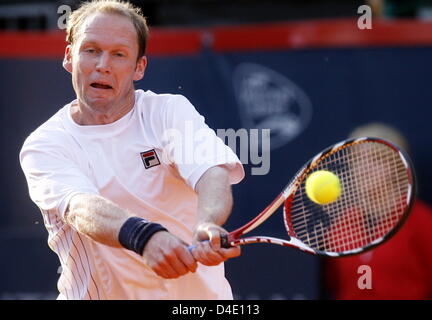 Rainer Schuettler Allemagne renvoie un revers à Jarkko Nieminen de Finlande dans leur 1er tour match à l'ATP Masters 'am Rothenbaum' à Hambourg, Allemagne, 13 mai 2008. Nieminen 6-1, 6-3 battu Schuettler. Photo : MAURIZIO GAMBARINI Banque D'Images