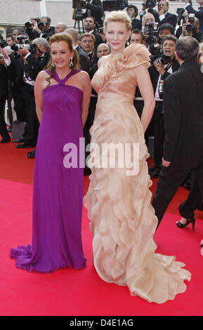 L'actrice Cate Blanchett (R) et Chopard Caroline Gruosi-Scheufele, vice-président d'arriver à la projection d' ouverture de la Cécité "61e Festival du Film de Cannes au Palais des Festivals de Cannes, France, 14 mai 2008. La cécité est l'un des films de la compétition officielle. Photo : Hubert Boesl Banque D'Images