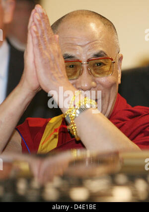 Le Dalaï Lama salue la foule d'attente en arrivant à l'aéroport de Francfort-sur-Main, Allemagne, 15 mai 2008. Le chef spirituel et politique du peuple tibétain est en ce moment sur une visite de cinq jours en Allemagne. Photo : BORIS ROESSLER Banque D'Images