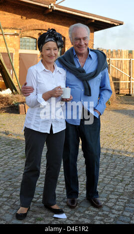 L'actrice britannique Helen Mirren et l'acteur canadien Christopher Plummer posent lors d'une conférence de presse durant le tournage du film 'La dernière station' près de Pretzsch, Allemagne, 14 mai 2008. Dans le film de Michael Hoffman, directeur nous Plummer et Mirren jouer Léon Tolstoï et Sofia Andreyevna. Le film est tourné dans différents sites allemands et devrait être dans les salles allemandes à partir du printemps 2009 all d Banque D'Images