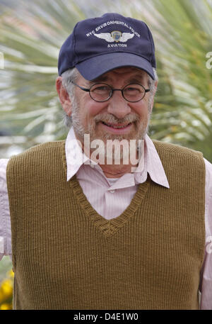 US producteur et scénariste Steven Spielberg pose pour les photographes avant une conférence de presse pour son film "Indiana Jones 4" au 61e Festival du Film de Cannes, France, 18 mai 2008. Photo : Hubert Boesl Banque D'Images