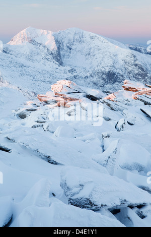 L'hiver vu de Snowdon Glyder Fawr au lever du soleil. Banque D'Images