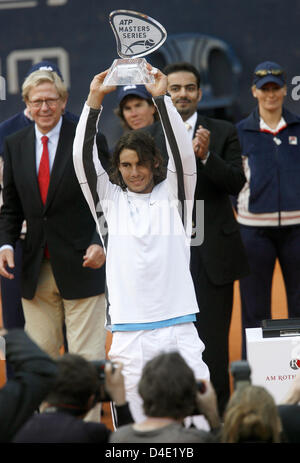 L'Espagnol Rafael Nadal célèbre avec le trophée après l'ATP Masters Series match final contre Roger Federer suisse à Hambourg, Allemagne, 18 mai 2008. Nadal bat Federer 7-5, 6-7 et 6-3. Photo : MAURIZIO GAMBARINI Banque D'Images