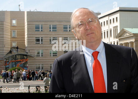 L'ambassadeur des Etats-Unis en Allemagne William R. Jr Timken est représenté à l'avant de la nouvelle ambassade des États-Unis d'Amérique à Paris Square ('Pariser Platz') à Berlin, Allemagne, 19 mai 2008. À la fin de la semaine l'ambassade aura basculé dans le nouveau bâtiment. L'inauguration officielle aura lieu le 5 juillet 2008. Photo : GRIMM PAR LES PAIRS Banque D'Images