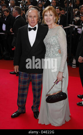 Sir Jackie Stewart (L) et son épouse Lady Helen Stewart poser pour les photographes qu'ils arrivent pour la première mondiale du film "Indiana Jones 4" au 61e Festival du Film de Cannes, France, 18 mai 2008. Photo : Hubert Boesl Banque D'Images