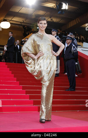 Linda Evangelista modèle pose pour photographes, elle arrive pour la première mondiale du film "Indiana Jones 4" au 61e Festival du Film de Cannes, France, 18 mai 2008. Photo : Hubert Boesl Banque D'Images