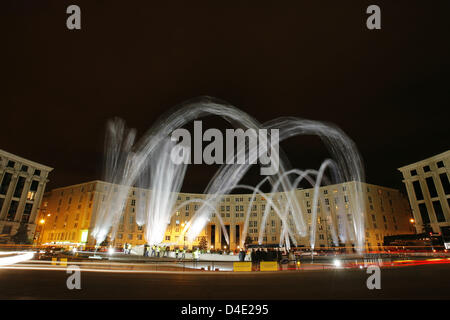 'Installation de matières flottantes" de l'artiste allemand Otto Piene est représenté au cours de la 'Nuit Blanche' (Nuit Blanche) à la place de la Catalogne à Paris, France, 05 octobre 2008. Le 80-year-old zéro-artiste a présenté son Sky-Event pour la première fois en France. Photo : David Ebener Banque D'Images