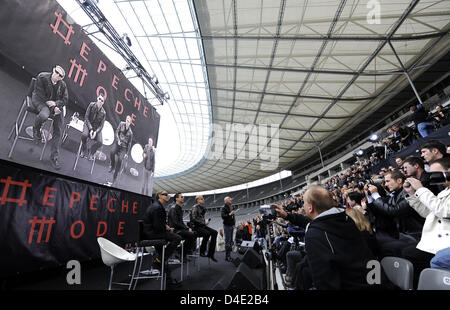 Les membres de la bande de Depeche Mode, Martin Gore (L-R), le chanteur David Gahan et Andrew Fletcher, répondre aux questions des journalistes au Stade Olympique de Berlin, Allemagne, 06 octobre 2008. Le groupe de musique électronique anglais annoncé les dates de la prochaine tournée mondiale à la présence de quelques centaines de fans. Photo : RAINER JENSEN Banque D'Images