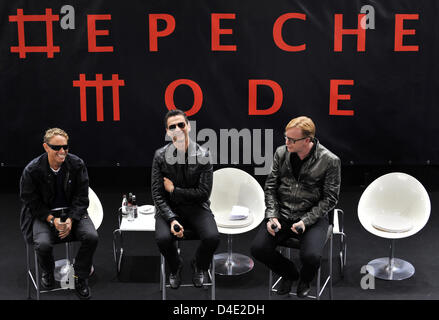 Les membres de la bande de Depeche Mode, David Gahan (L-R), Martin Gore et Andrew Fletcher poser pour les photographes au Stade Olympique de Berlin, Allemagne, 06 octobre 2008. Le groupe de musique électronique anglais annoncé les dates de la prochaine tournée mondiale à la présence de quelques centaines de fans. Photo : RAINER JENSEN Banque D'Images