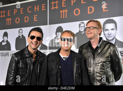 Les membres de la bande de Depeche Mode, David Gahan (L-R), Martin Gore et Andrew Fletcher poser pour les photographes au Stade Olympique de Berlin, Allemagne, 06 octobre 2008. Le groupe de musique électronique anglais annoncé les dates de la prochaine tournée mondiale à la présence de quelques centaines de fans. Photo : RAINER JENSEN Banque D'Images