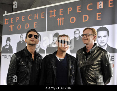 Les membres de la bande de Depeche Mode, David Gahan (L-R), Martin Gore et Andrew Fletcher poser pour les photographes au Stade Olympique de Berlin, Allemagne, 06 octobre 2008. Le groupe de musique électronique anglais annoncé les dates de la prochaine tournée mondiale à la présence de quelques centaines de fans. Photo : RAINER JENSEN Banque D'Images