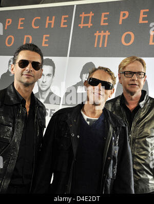 Les membres de la bande de Depeche Mode, David Gahan (L-R), Martin Gore et Andrew Fletcher poser pour les photographes au Stade Olympique de Berlin, Allemagne, 06 octobre 2008. Le groupe de musique électronique anglais annoncé les dates de la prochaine tournée mondiale à la présence de quelques centaines de fans. Photo : RAINER JENSEN Banque D'Images