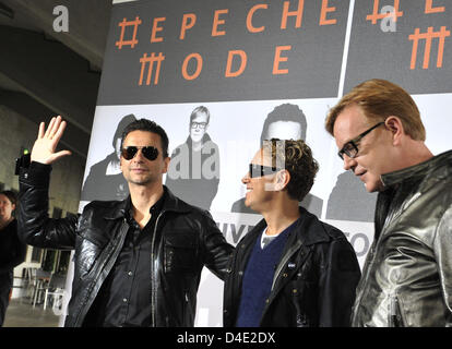 Les membres de la bande de Depeche Mode, David Gahan (L-R), Martin Gore et Andrew Fletcher poser pour les photographes au Stade Olympique de Berlin, Allemagne, 06 octobre 2008. Le groupe de musique électronique anglais annoncé les dates de la prochaine tournée mondiale à la présence de quelques centaines de fans. Photo : RAINER JENSEN Banque D'Images