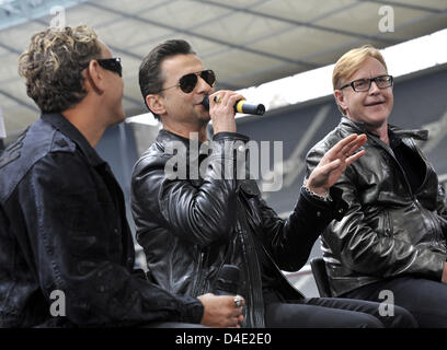 Les membres de la bande de Depeche Mode, Martin Gore (L-R), le chanteur David Gahan et Andrew Fletcher poser pour les photographes au Stade Olympique de Berlin, Allemagne, 06 octobre 2008. Le groupe de musique électronique anglais annoncé les dates de la prochaine tournée mondiale à la présence de quelques centaines de fans. Photo : RAINER JENSEN Banque D'Images