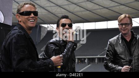 Les membres de la bande de Depeche Mode, Martin Gore (L-R), le chanteur David Gahan et Andrew Fletcher poser pour les photographes au Stade Olympique de Berlin, Allemagne, 06 octobre 2008. Le groupe de musique électronique anglais annoncé les dates de la prochaine tournée mondiale à la présence de quelques centaines de fans. Photo : RAINER JENSEN Banque D'Images