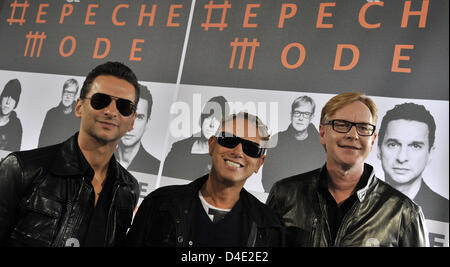 Les membres de la bande de Depeche Mode, David Gahan (L-R), Martin Gore et Andrew Fletcher poser pour les photographes au Stade Olympique de Berlin, Allemagne, 06 octobre 2008. Le groupe de musique électronique anglais annoncé les dates de la prochaine tournée mondiale à la présence de quelques centaines de fans. Photo : RAINER JENSEN Banque D'Images