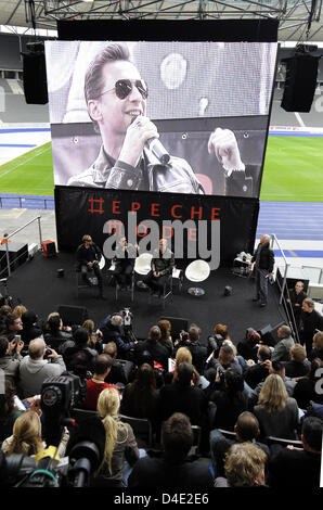 Les membres de la bande de Depeche Mode, Martin Gore (L-R), le chanteur David Gahan et Andrew Fletcher donner une conférence de presse au Stade Olympique de Berlin, Allemagne, 06 octobre 2008. Le groupe de musique électronique anglais annoncé les dates de la prochaine tournée mondiale à la présence de quelques centaines de fans. Photo : RAINER JENSEN Banque D'Images