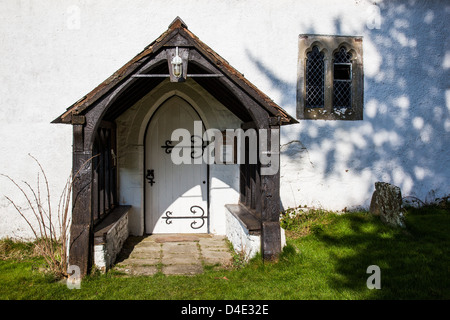 Entrée principale de St Jean le Baptiste's Church, Myndtown, près de Church Stretton, Shropshire Banque D'Images