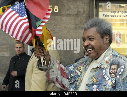 Promoteur de boxe Don King US (C) sur la photo de l'avant de la pesée officielle de WBC Heavyweight Champion nigérian Samuel Peter et son contendor ukrainien Vitali Klitschko à Berlin, Allemagne, 10 octobre 2008. La lutte aura lieu le 12 octobre. Photo : SOEREN STACHE Banque D'Images