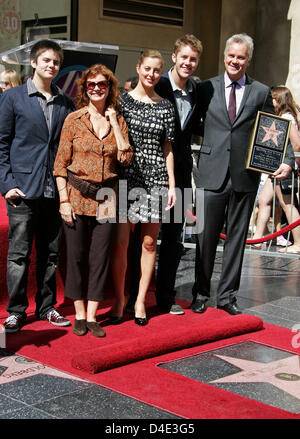 Actrice Susan Sarandon (2-L) et son mari, l'acteur Tim Robbins (R), posent avec leurs enfants fils Miles Robbins (L), fille, Eva Amurri (C) et son fils Jack Robbins (2-R), après avoir reçu l'Tim Robbins 2.371er étoile sur le Hollywood Walk of Fame à Hollywood, Californie, USA, 10 octobre 2008. Tim Robbins' star est placé en face de et vers l'étoile de son partenaire, l'actrice américaine Susan Banque D'Images