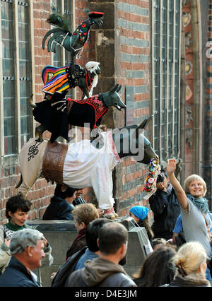 La "Musiciens de Brême" monument conçu par le sculpteur Gerhard Marcks est photographié à côté de l'hôtel de ville de Brême, Allemagne, 11 octobre 2008. À l'occasion de l'événement 'Polen sehen - Polnische tage de Brême" (littéralement : Voir Pologne - jours de Brême), qui prend place à l'hôtel de ville de Brême jusqu'au 12 octobre 2008, la ville de Brême musiciens (le fameux quatuor de l'Âne, le chien, Banque D'Images