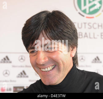 Coach de l'équipe nationale de football allemand Joachim Loew sourit lors d'une association allemande de football (DFB) conférence de presse à Düsseldorf, Allemagne, 13 octobre 2008. L'équipe nationale en ce moment se prépare à Düsseldorf pour la qualification de la Coupe du Monde contre le Pays de Galles le 15 octobre 2008 à Moenchengladbach. Photo : Achim Scheidemann Banque D'Images