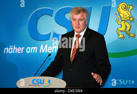 Bavarois désigné Premier Ministre et Président du parti allemand de l'Union chrétienne-sociale (CSU), Ministre allemand de l'Agriculture Horst Seehofer, parle au cours d'une conférence de presse de la réunion du conseil d'administration de la CSU à Munich, Allemagne, 13 octobre 2008. Deux semaines après l'élection d'état de la Bavière, la CSU de sélection décidera de négociations de coalition avec le FDP (Parti libéral). Ces négociations de coalition Banque D'Images