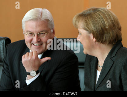 La chancelière allemande Angela Merkel (R) et le ministre allemand des Affaires étrangères et vice-chancelier Frank-Walter Steinmeier sont illustrés avant une réunion extraordinaire de l'Cabinet allemand à la chancellerie à Berlin, Allemagne, 13 octobre 2008. Les membres du gouvernement allemand a l'intention d'adopter une résolution sur le programme de sauvetage financier plus important (470 milliards d'euros) en Allemagne de l'après-guerre hist Banque D'Images