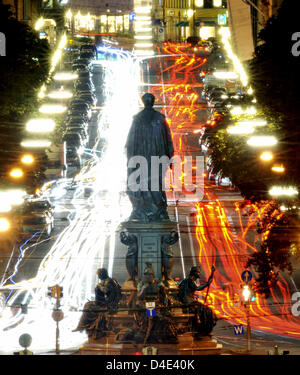 Le trafic de nuit sur Maximilan street et la statue de Maximilien II à Munich, Allemagne, 14 octobre 2008. La statue a été errected après la mort du Roi Maximilien II de Bavière en 1864, aujourd'hui rue Maximilien est l'une des plus nobles des rues commerçantes. Photo : Peter Kneffel Banque D'Images