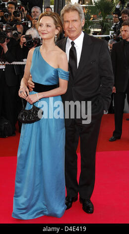 Harrison Ford et Calista Flockhart arriver lors de la première mondiale de "Indiana Jones 4" lors de la 61e édition du Festival de Cannes au Palais des Festivals à Cannes, France, 18 mai 2008. Photo : Hubert Boesl Banque D'Images