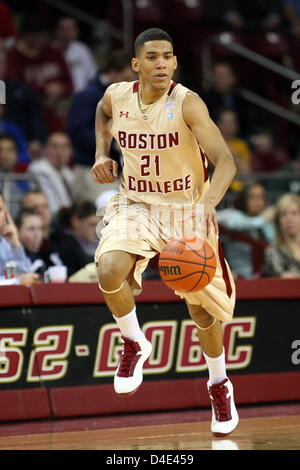 5 janvier 2013 - Chestnut Hill, Massachusetts, United States - DOSSIER PHOTO - Boston College Eagles guard Olivier Hanlan (21) a été nommé le 2012-2013 Atlantic Coast Conference Freshman de l'année. Photo - 5 janvier 2013 : Boston College Eagles guard Olivier Hanlan (21) en action au cours de la jeu de basket-ball de NCAA entre le Boston College Eagles et North Carolina State Wolfpack au Conte Forum. North Carolina State a battu Boston College 78-73. Anthony Nesmith/CSM Banque D'Images