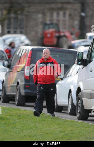 L'entraîneur adjoint, Shaun Edwards au Pays de Galles rugby team training session à la Vale Hotel and Resort à Cardiff cet après-midi avant leur abattage des Six Nations avec l'Angleterre à la fin de semaine. Banque D'Images