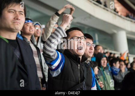 Les spectateurs à un match de football du FC Wood dans le stade de la Nanjing Olympic Sports Center. Banque D'Images