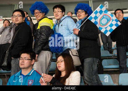 Les spectateurs à un match de football du FC Wood dans le stade de la Nanjing Olympic Sports Center. Banque D'Images