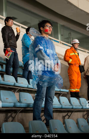 Les spectateurs à un match de football du FC Wood dans le stade de la Nanjing Olympic Sports Center. Banque D'Images