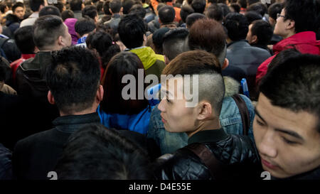 Les visiteurs de quitter le stade de la Nanjing Olympic Sports Center après un match de football du FC Wood. Banque D'Images