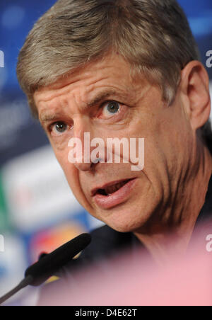 L'entraîneur-chef de l'Arsenal FC Arsène Wenger parle au cours d'une conférence de presse à Munich, Allemagne, 12 mars 2013. Arsenal jouera FC Bayern Munich dans la deuxième ronde de la jambe 16 match en Ligue des Champions demain. Photo : Andreas GEBERT Banque D'Images