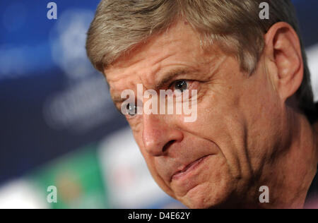 L'entraîneur-chef de l'Arsenal FC Arsène Wenger parle au cours d'une conférence de presse à Munich, Allemagne, 12 mars 2013. Arsenal jouera FC Bayern Munich dans la deuxième ronde de la jambe 16 match en Ligue des Champions demain. Photo : Andreas GEBERT Banque D'Images