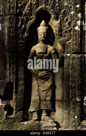 Un bas-relief apsara dans ta prohm temple, parc archéologique d'Angkor, Cambodge Banque D'Images