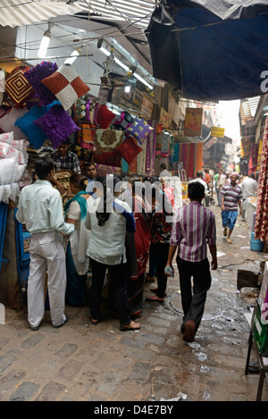 Une foule de femmes dans un magasin vendant des articles ménagers sur le marché de Fetehpuri à Chandni Chowk, dans le Vieux Delhi, en Inde Banque D'Images