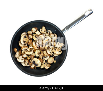 Vue de dessus de champignons sauté dans l'huile d'olive dans une grande poêle sur un fond blanc. Banque D'Images